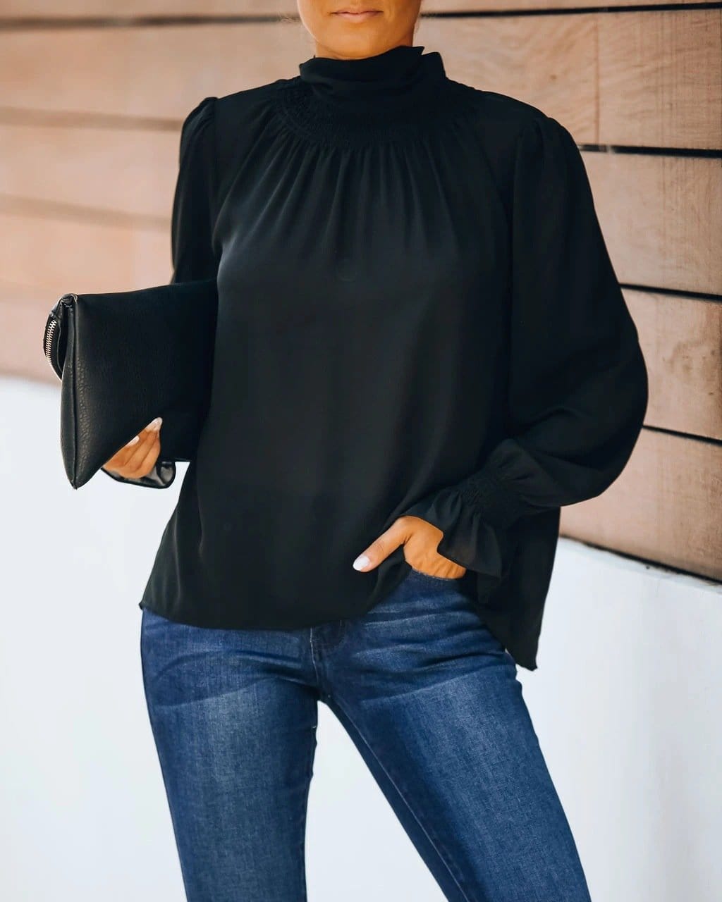 Blusa con cuello de lazo para una cita nocturna