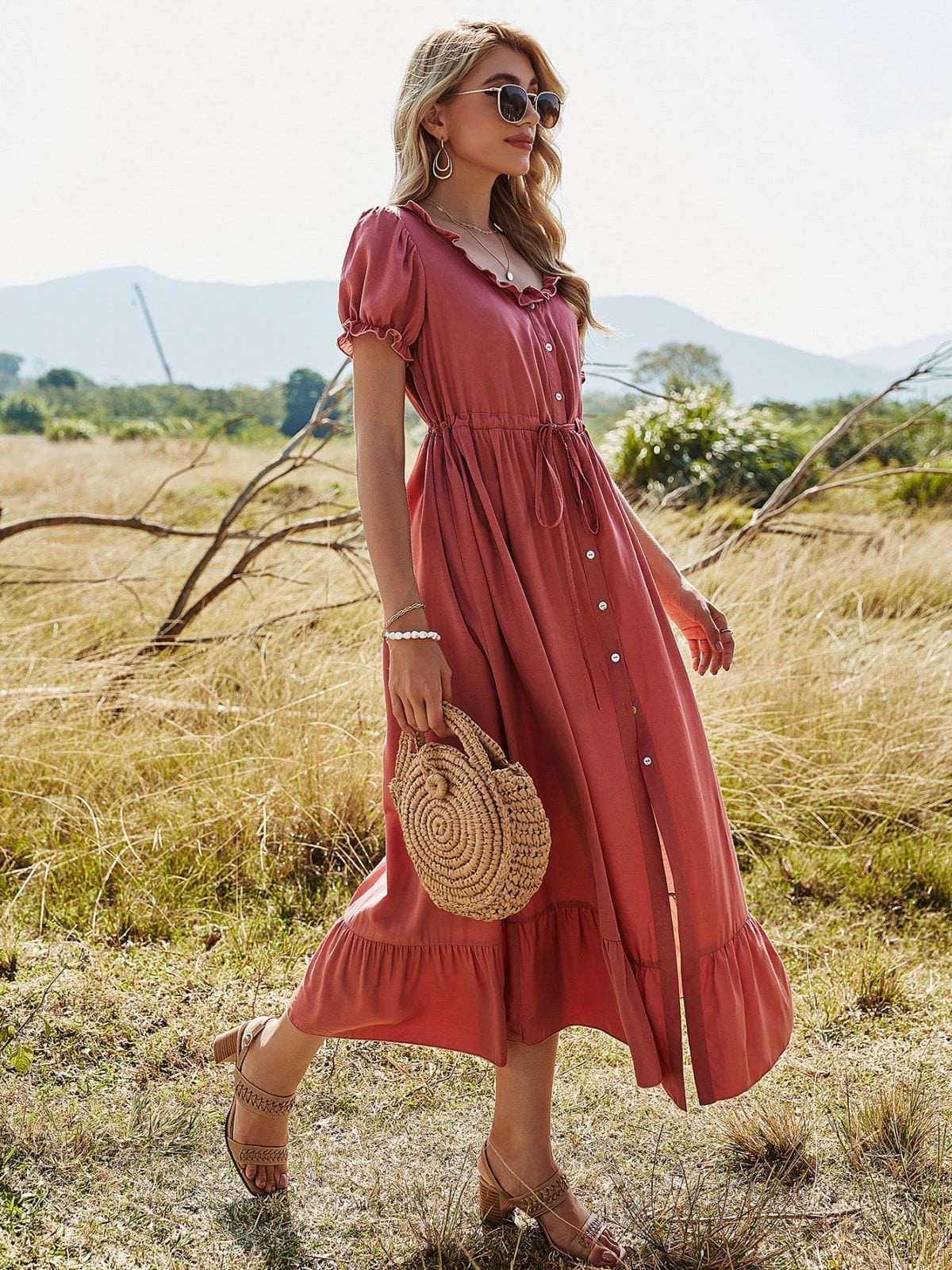 Vestido con volantes y mangas abullonadas