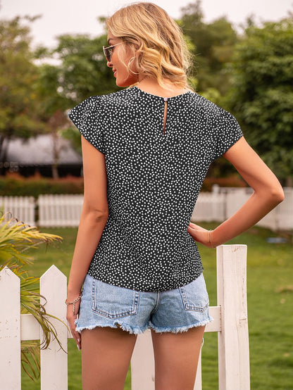 Blusa con mangas cortas y lunares con volantes