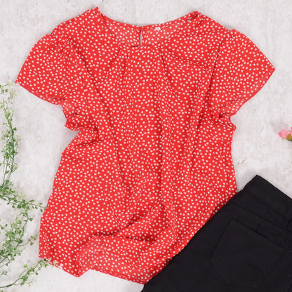 Blusa con mangas cortas y lunares con volantes