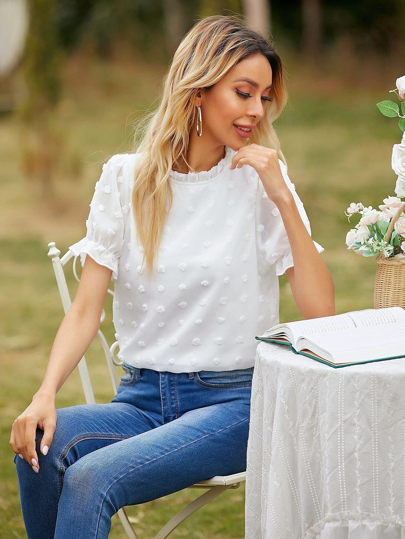 Blusa de lunares con pinza y mangas abullonadas