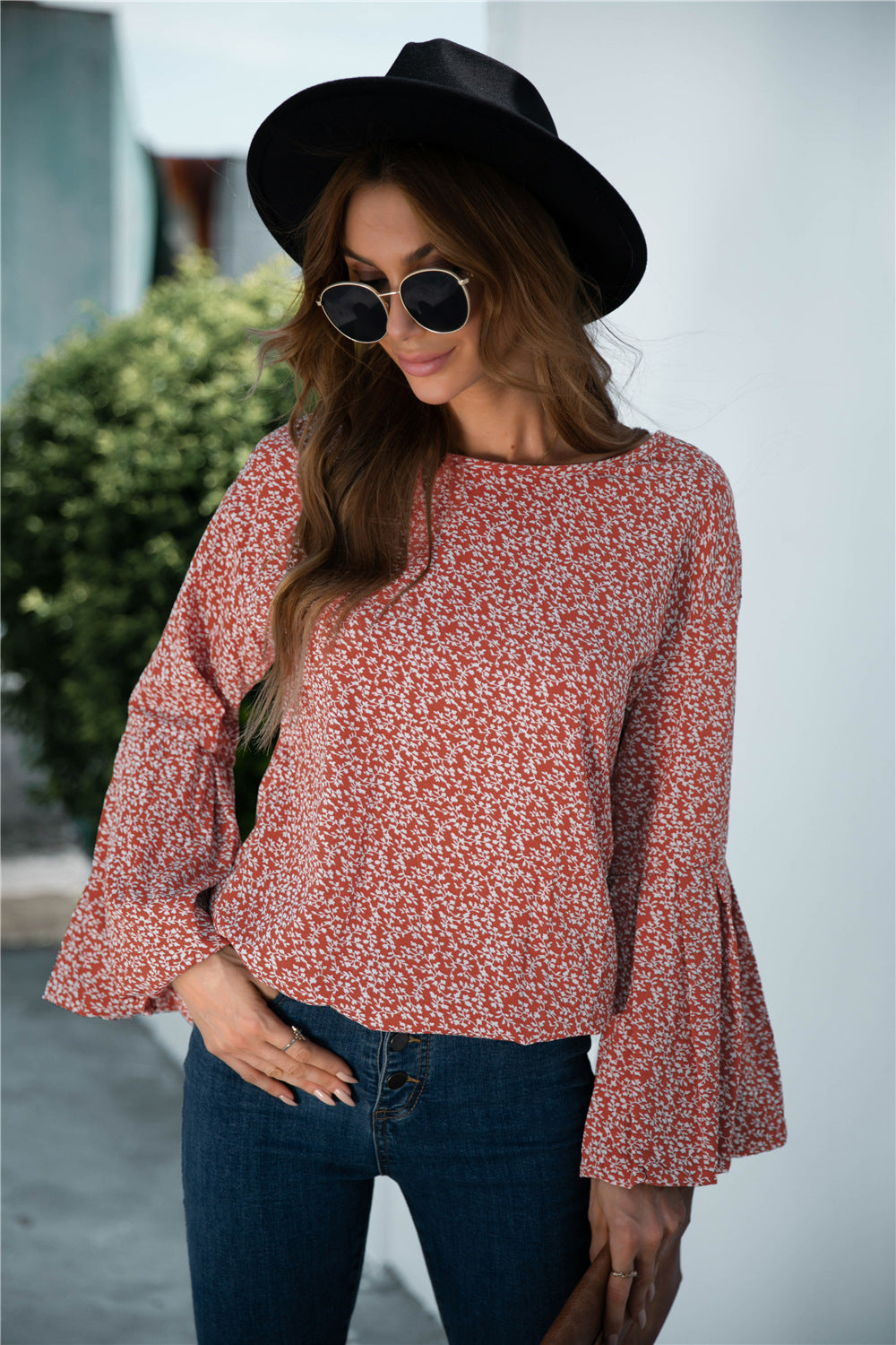 Blusa con estampado floral y mangas acampanadas