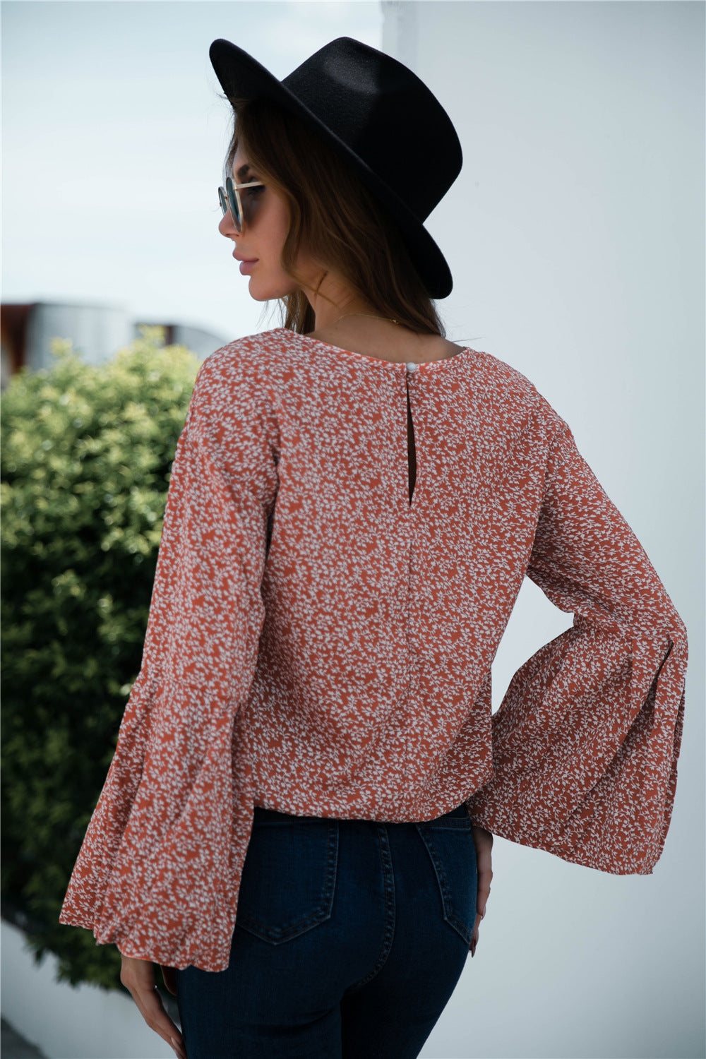 Blusa con estampado floral y mangas acampanadas