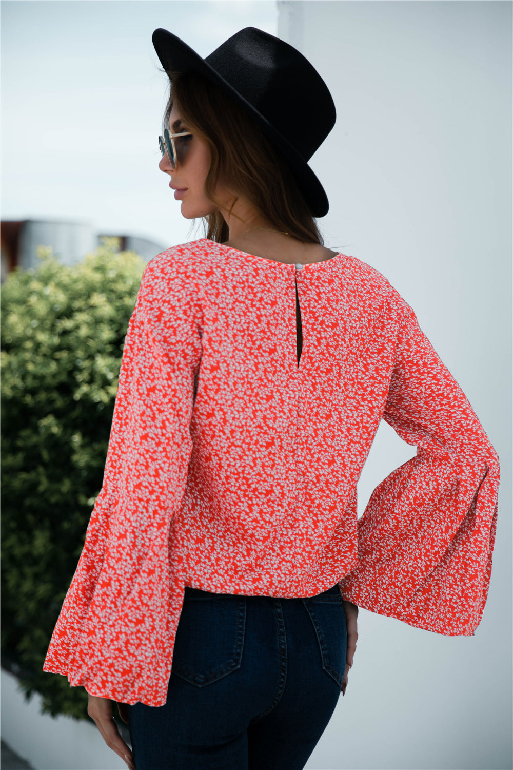 Blusa con estampado floral y mangas acampanadas