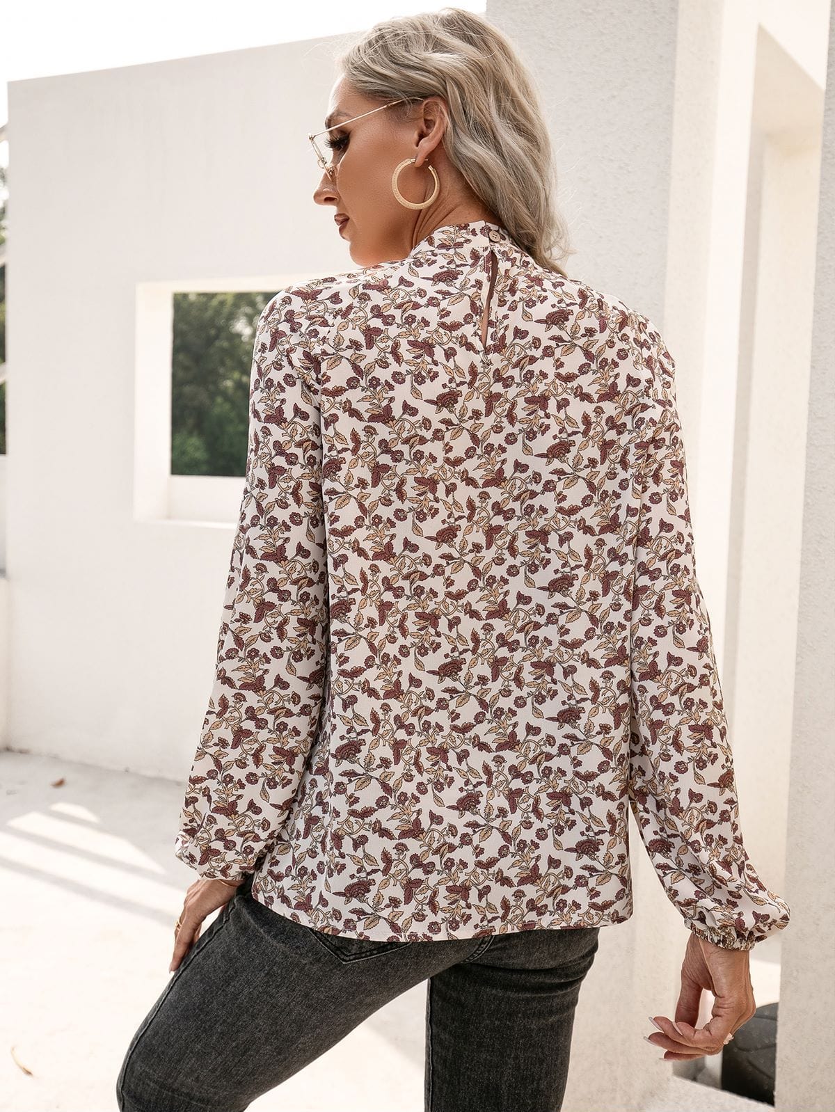 Blusa vintage floral con cuello gargantilla 