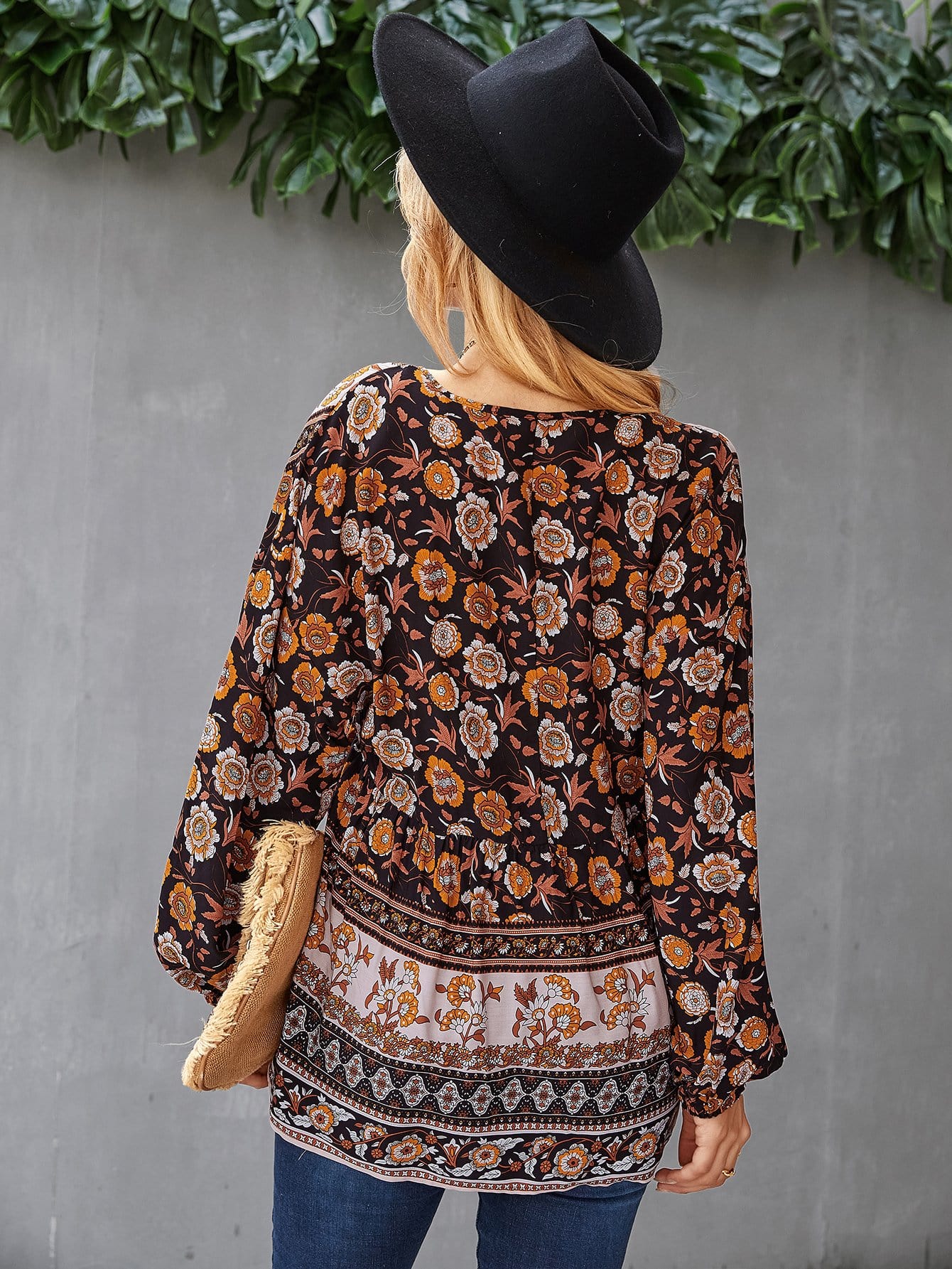 Blusa floral estilo boho con escote en V 