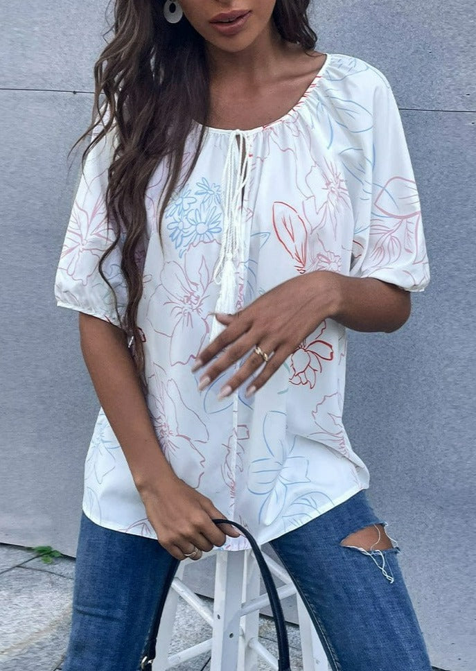 Blusa floral con lazo en el cuello y borlas