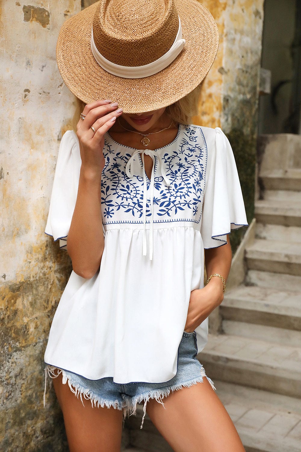 Blusa con mangas acampanadas y cuello anudado