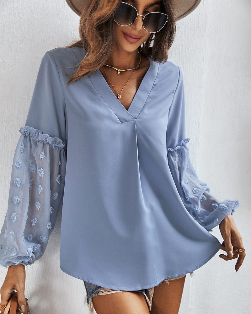 Blusa transparente con mangas de lunares suizos