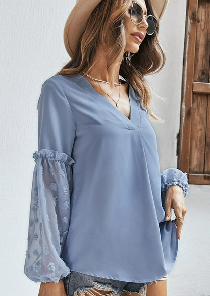 Blusa transparente con mangas de lunares suizos