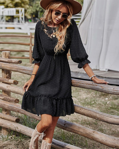 Vestido de encaje de crochet con escote de lunares y pinza