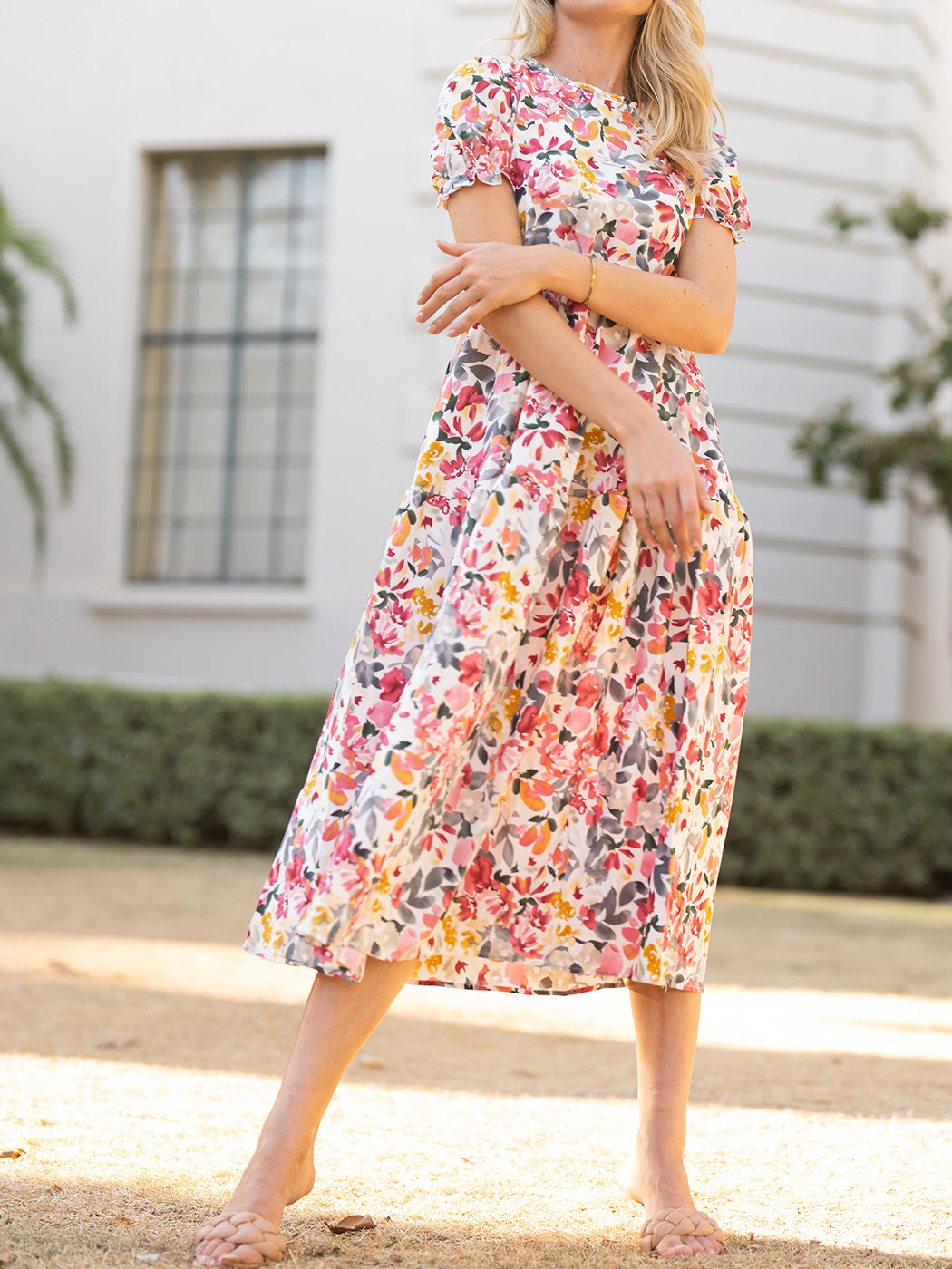 Vestido con escote en forma de cerradura y mangas abullonadas