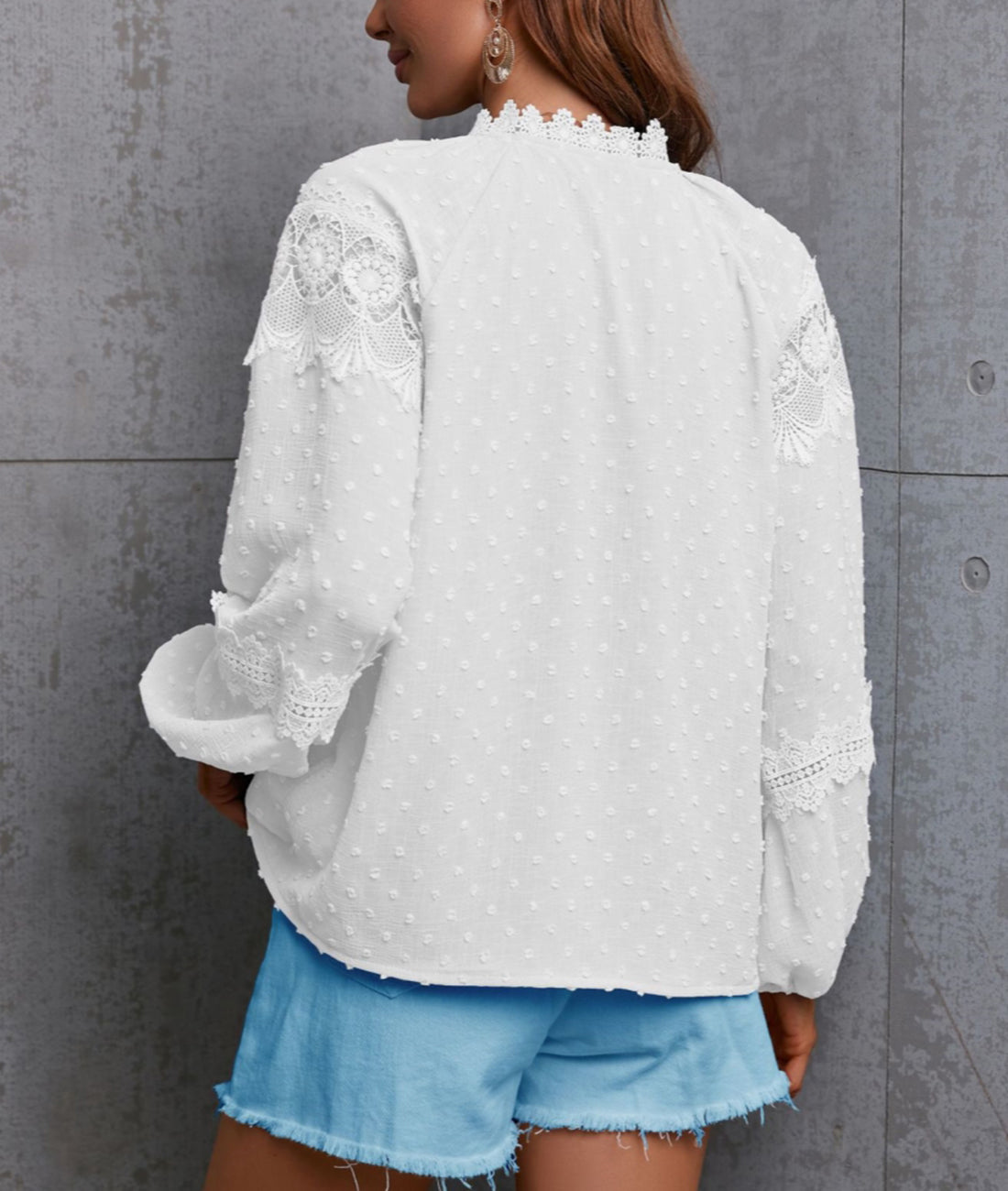 Blusa bohemia con detalle de encaje y lunares 