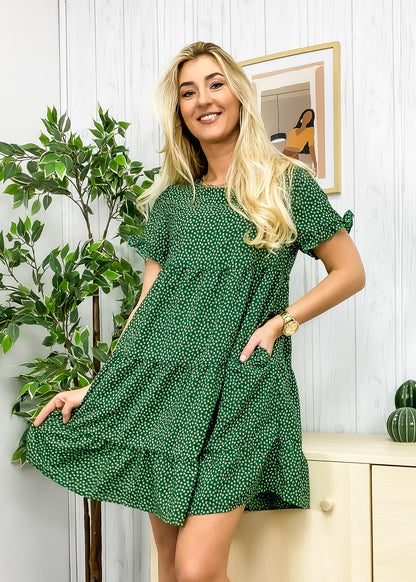 Vestido con cuello redondo, estampado de lunares y capas 