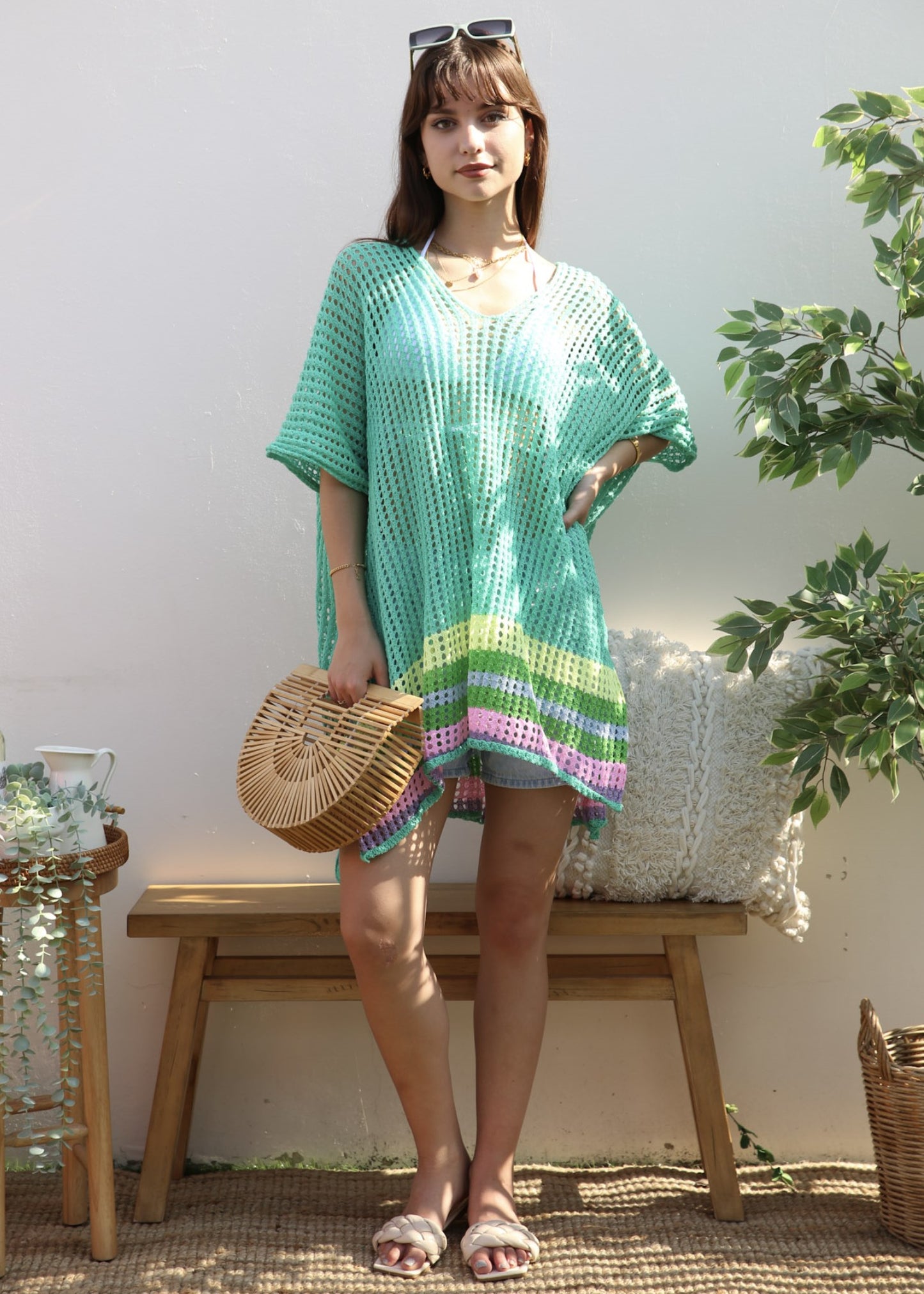 Vestido playero con dobladillo de rayas de arcoíris