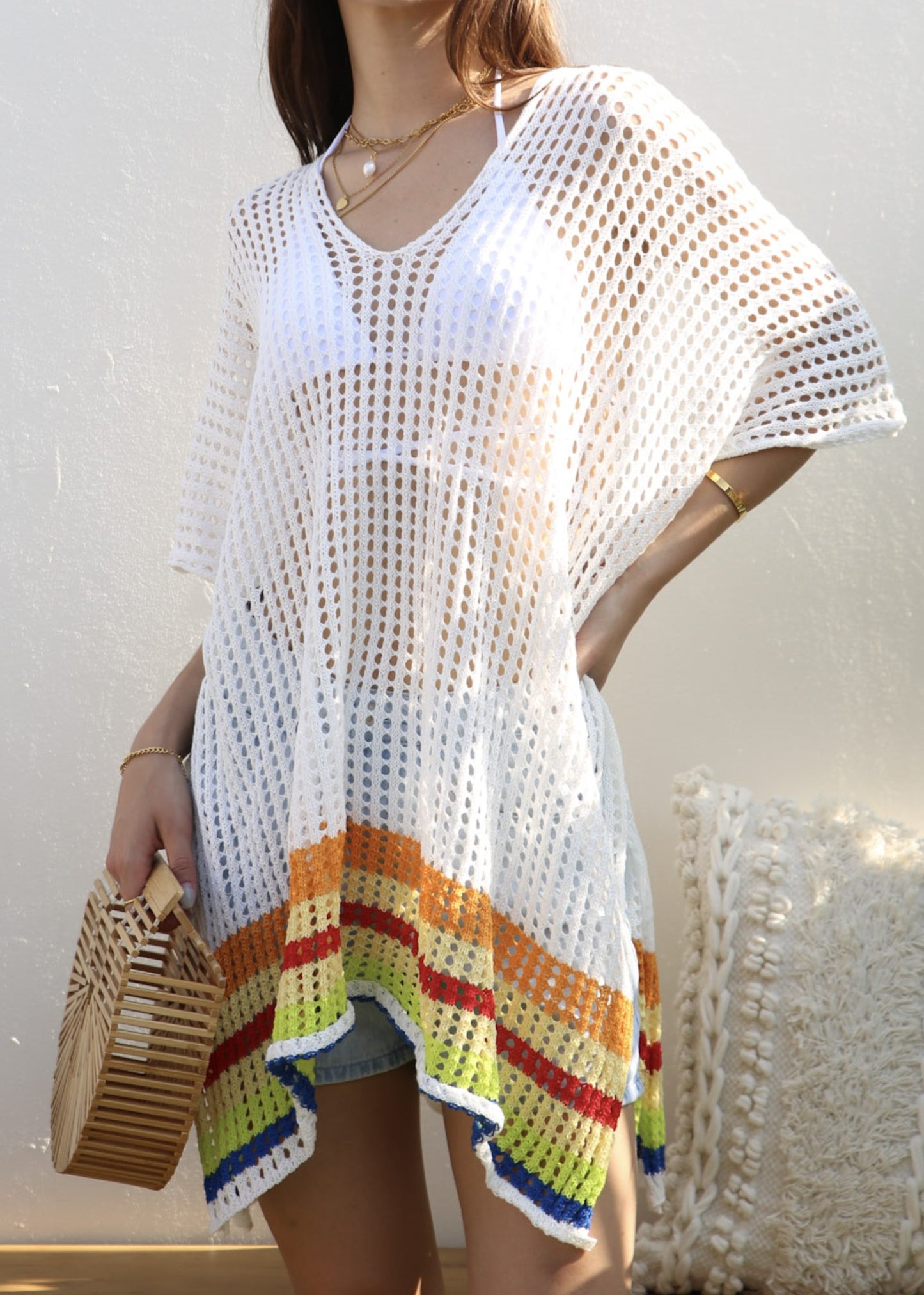 Vestido playero con dobladillo de rayas de arcoíris