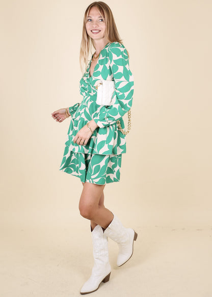 Vestido minimalista con capas cruzadas y estampado floral