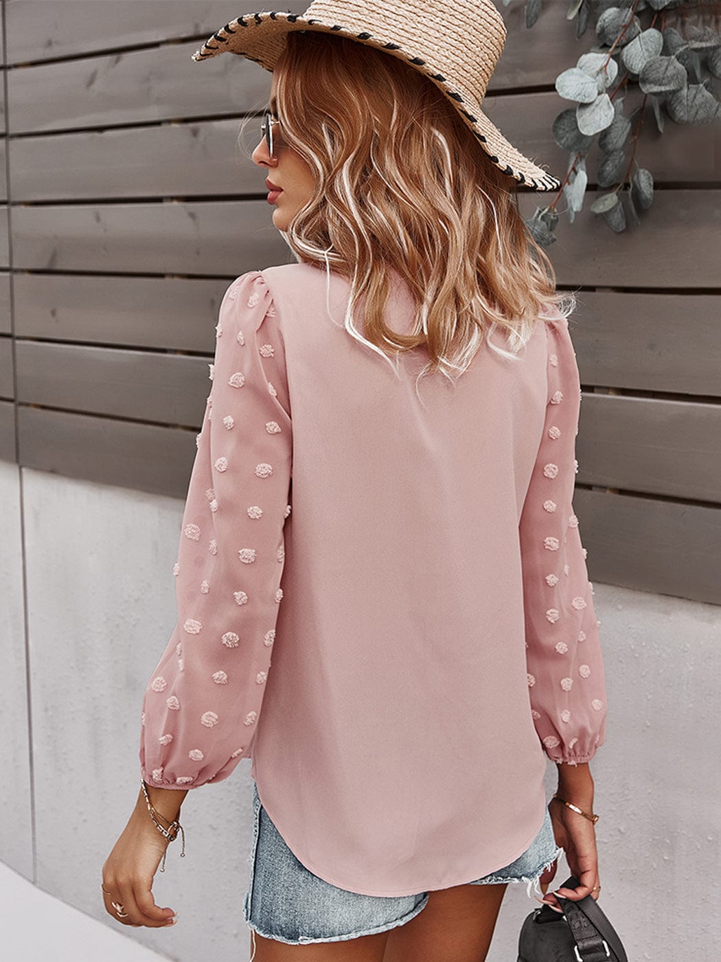 Blusa de gasa con lunares suizos y manga larga